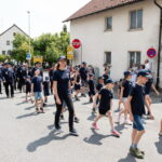 Festumzug mit Kindern und Feuerwehr im Dorf