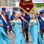 Festumzug der Feuerwehr Debring mit Fahne