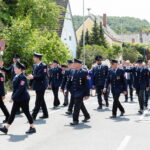 Feuerwehr in Uniform bei Straßenumzug im Dorf