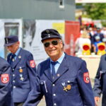 Feuerwehrmänner in Uniform bei Festumzug